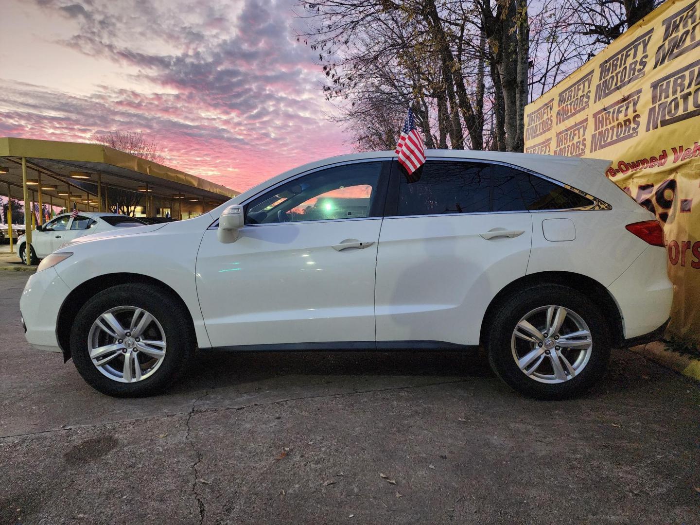 2015 White /Beige Acura RDX 6-Spd AT w/ Technology Package (5J8TB3H55FL) with an 2.3L L4 DOHC 16V engine, 6-Speed Automatic transmission, located at 16710 Clay Rd., Houston, TX, 77084, (281) 859-7900, 29.834864, -95.656166 - Photo#4