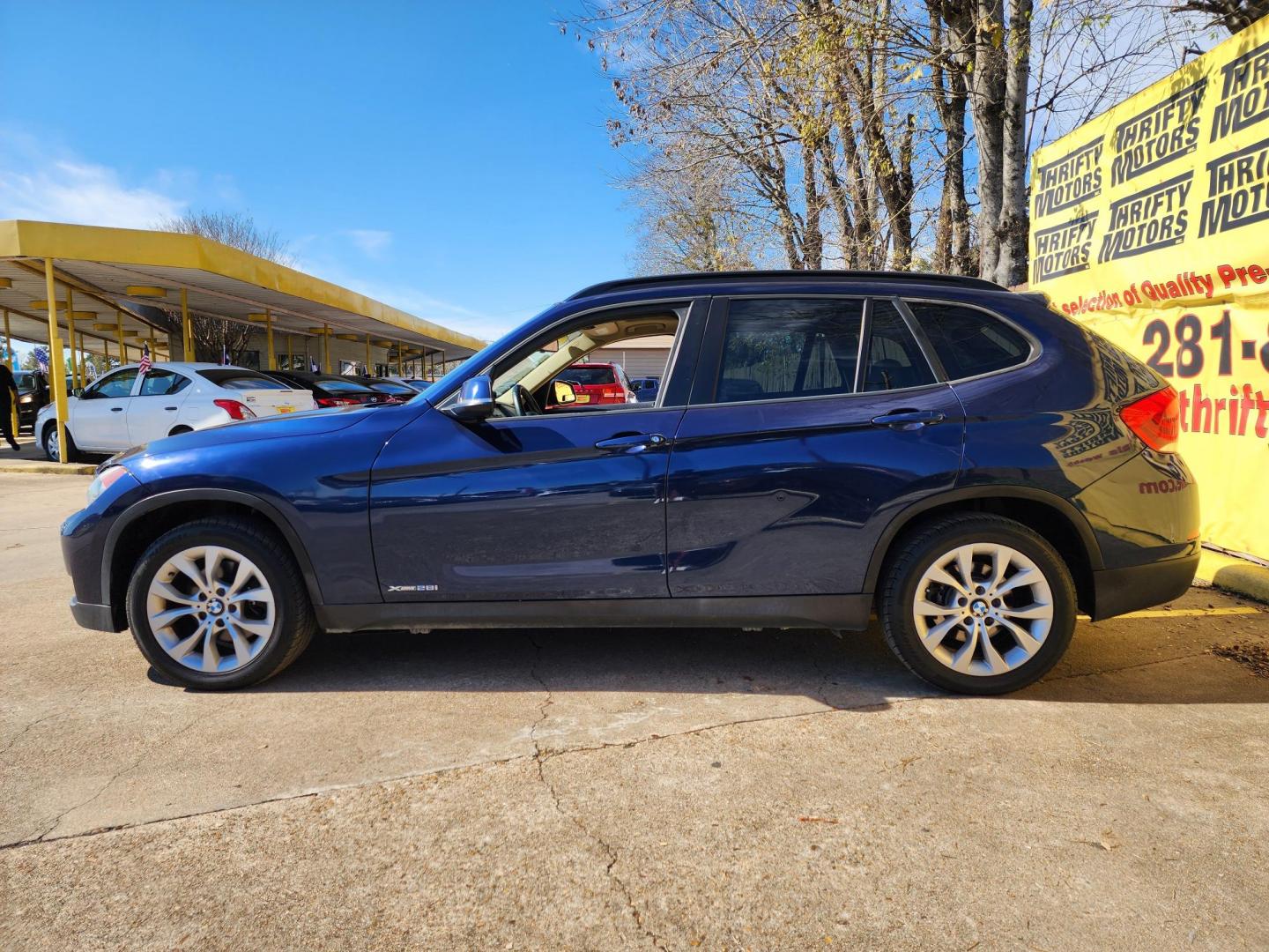 2013 Blue /Beige BMW X1 xDrive28i (WBAVL1C53DV) with an 2.0L L4 DOHC 16V engine, 8-Speed Automatic transmission, located at 16710 Clay Rd., Houston, TX, 77084, (281) 859-7900, 29.834864, -95.656166 - Photo#4