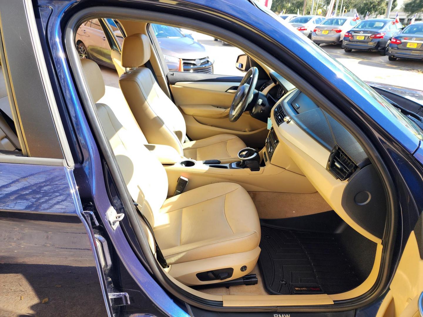 2013 Blue /Beige BMW X1 xDrive28i (WBAVL1C53DV) with an 2.0L L4 DOHC 16V engine, 8-Speed Automatic transmission, located at 16710 Clay Rd., Houston, TX, 77084, (281) 859-7900, 29.834864, -95.656166 - Photo#11