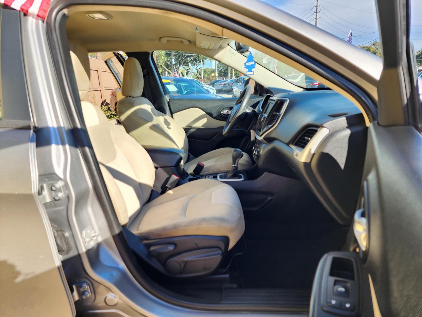 2016 Silver /Gray Jeep Cherokee Sport FWD (1C4PJLAB5GW) with an 2.4L L4 DOHC 16V engine, Automatic transmission, located at 16710 Clay Rd., Houston, TX, 77084, (281) 859-7900, 29.834864, -95.656166 - Photo#10