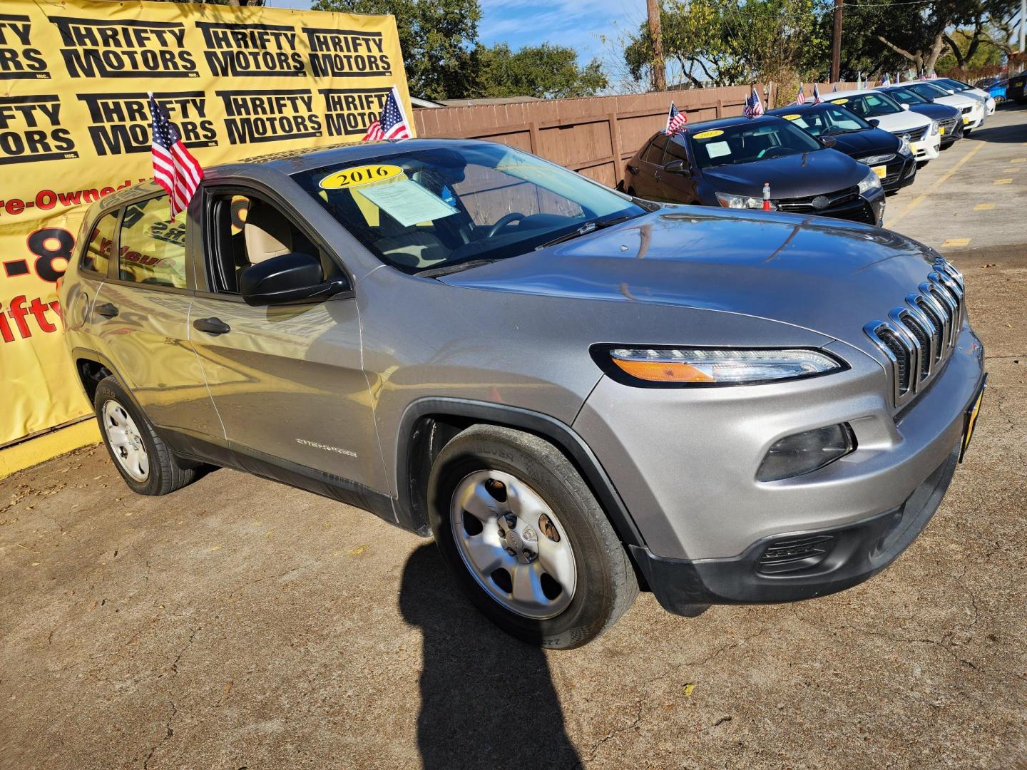 2016 Silver /Gray Jeep Cherokee Sport FWD (1C4PJLAB5GW) with an 2.4L L4 DOHC 16V engine, Automatic transmission, located at 16710 Clay Rd., Houston, TX, 77084, (281) 859-7900, 29.834864, -95.656166 - Photo#2