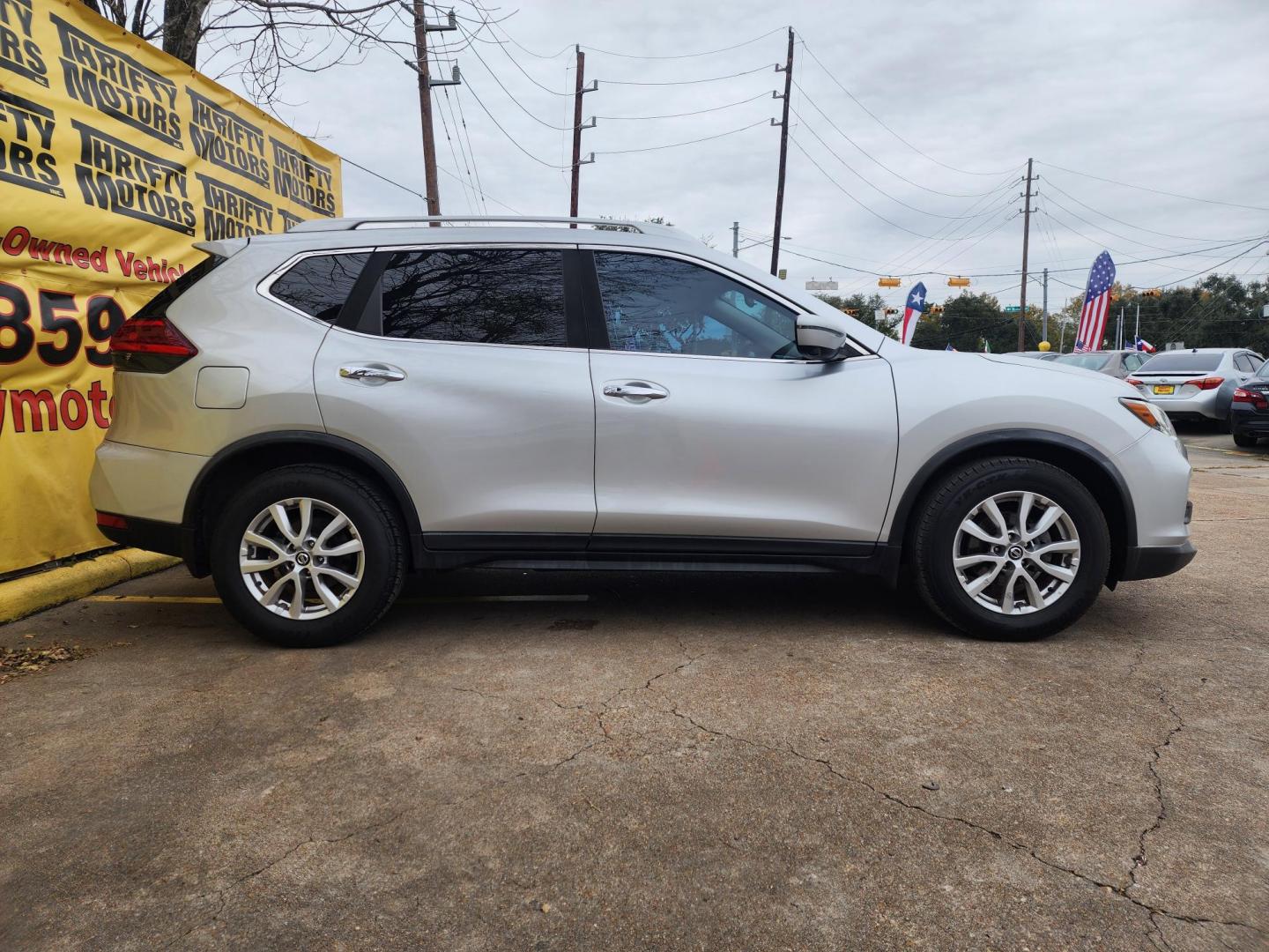 2017 Silver /Gray Nissan Rogue SL FWD (KNMAT2MT4HP) with an 2.5L L4 DOHC 16V engine, Automatic transmission, located at 16710 Clay Rd., Houston, TX, 77084, (281) 859-7900, 29.834864, -95.656166 - Photo#3