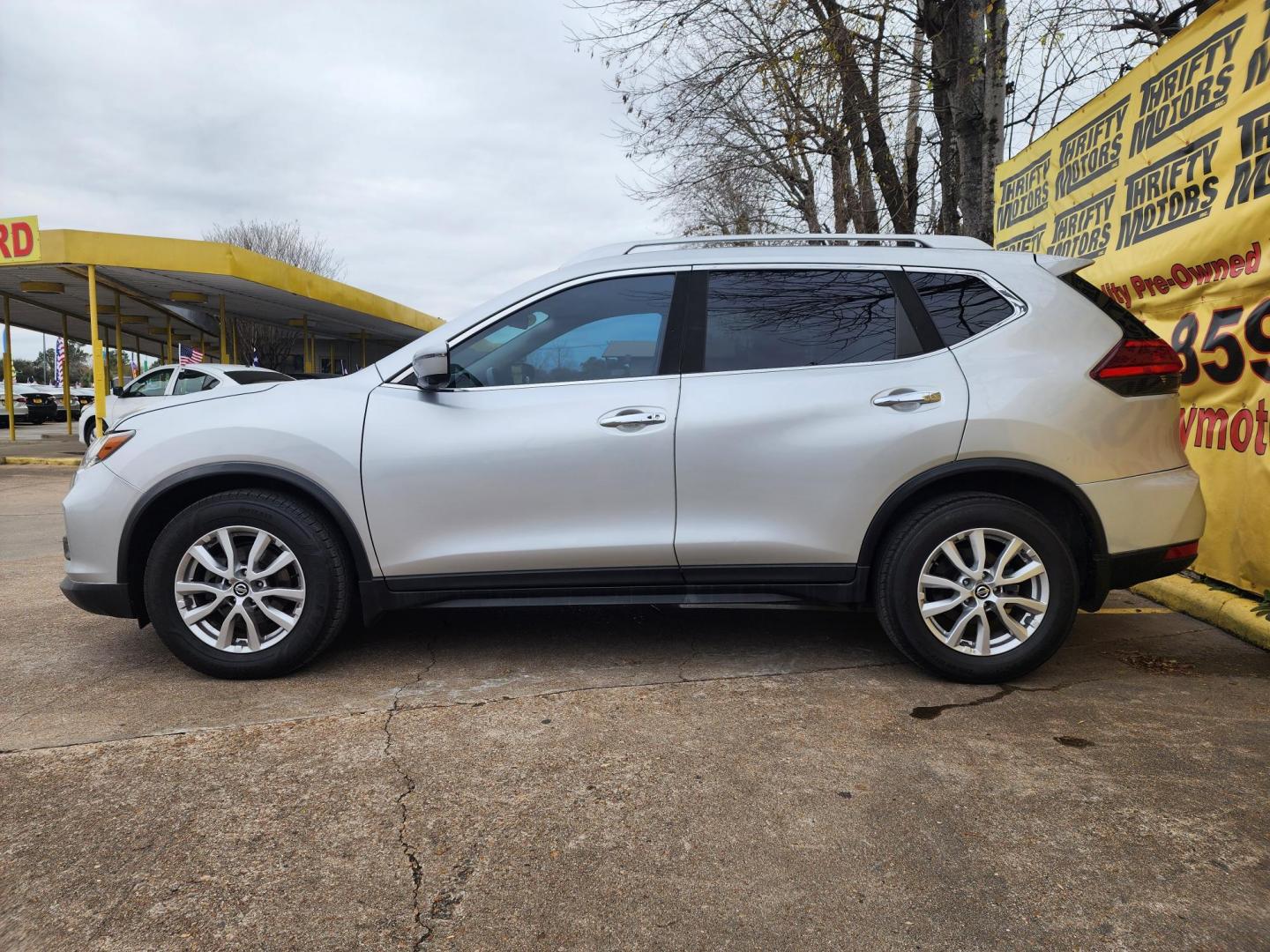 2017 Silver /Gray Nissan Rogue SL FWD (KNMAT2MT4HP) with an 2.5L L4 DOHC 16V engine, Automatic transmission, located at 16710 Clay Rd., Houston, TX, 77084, (281) 859-7900, 29.834864, -95.656166 - Photo#4