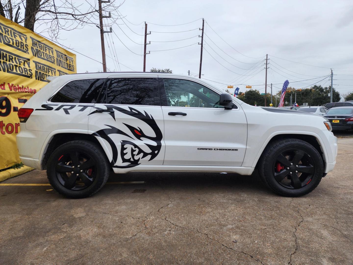 2015 White /Black Jeep Grand Cherokee Laredo 4WD (1C4RJFAG3FC) with an 3.6L V6 DOHC 24V engine, 8-Speed Automatic transmission, located at 16710 Clay Rd., Houston, TX, 77084, (281) 859-7900, 29.834864, -95.656166 - Photo#2