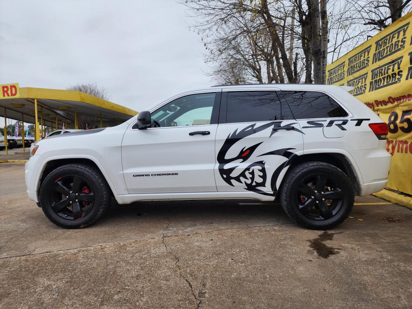 2015 White /Black Jeep Grand Cherokee Laredo 4WD (1C4RJFAG3FC) with an 3.6L V6 DOHC 24V engine, 8-Speed Automatic transmission, located at 16710 Clay Rd., Houston, TX, 77084, (281) 859-7900, 29.834864, -95.656166 - Photo#3