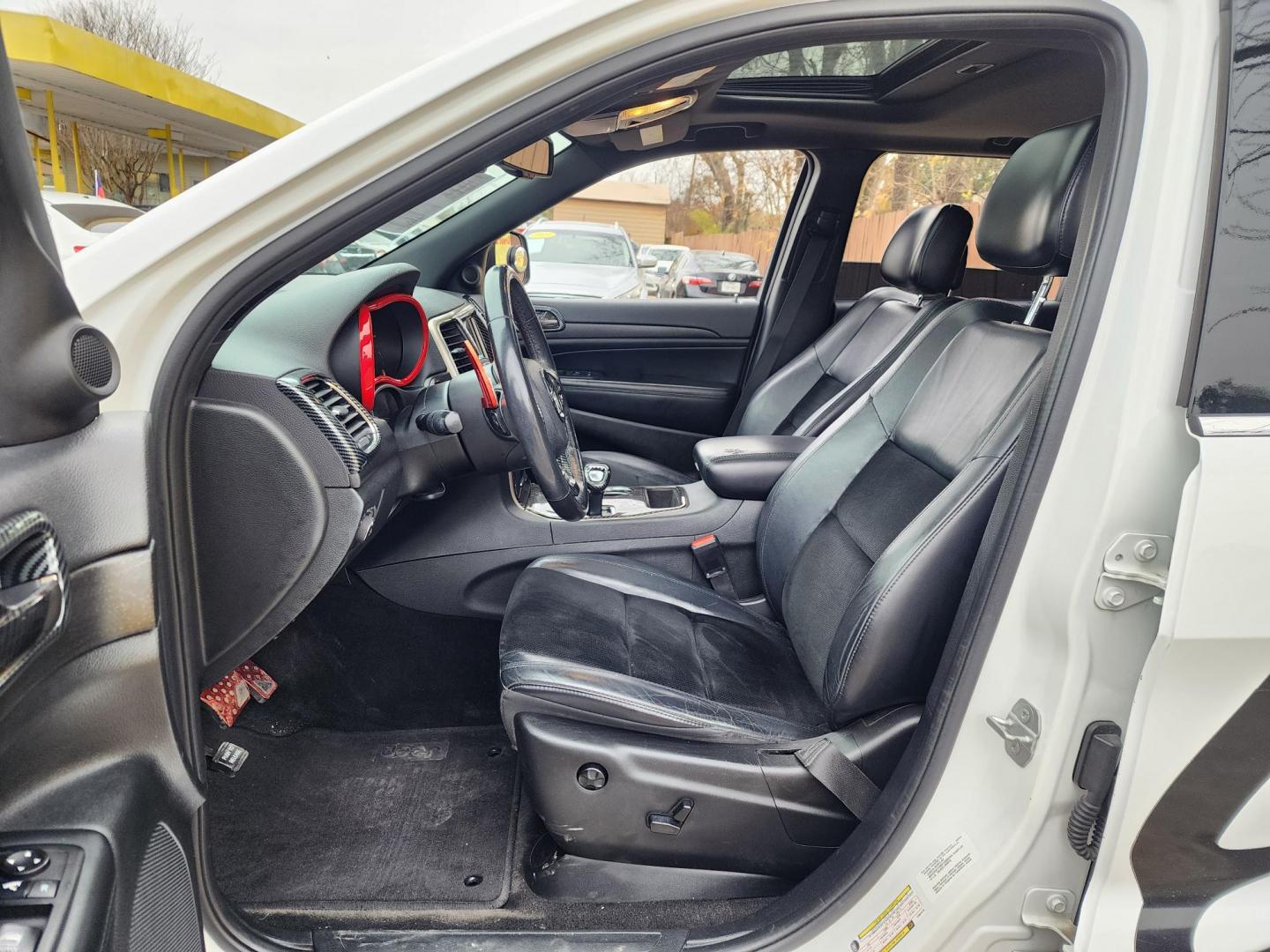 2015 White /Black Jeep Grand Cherokee Laredo 4WD (1C4RJFAG3FC) with an 3.6L V6 DOHC 24V engine, 8-Speed Automatic transmission, located at 16710 Clay Rd., Houston, TX, 77084, (281) 859-7900, 29.834864, -95.656166 - Photo#10