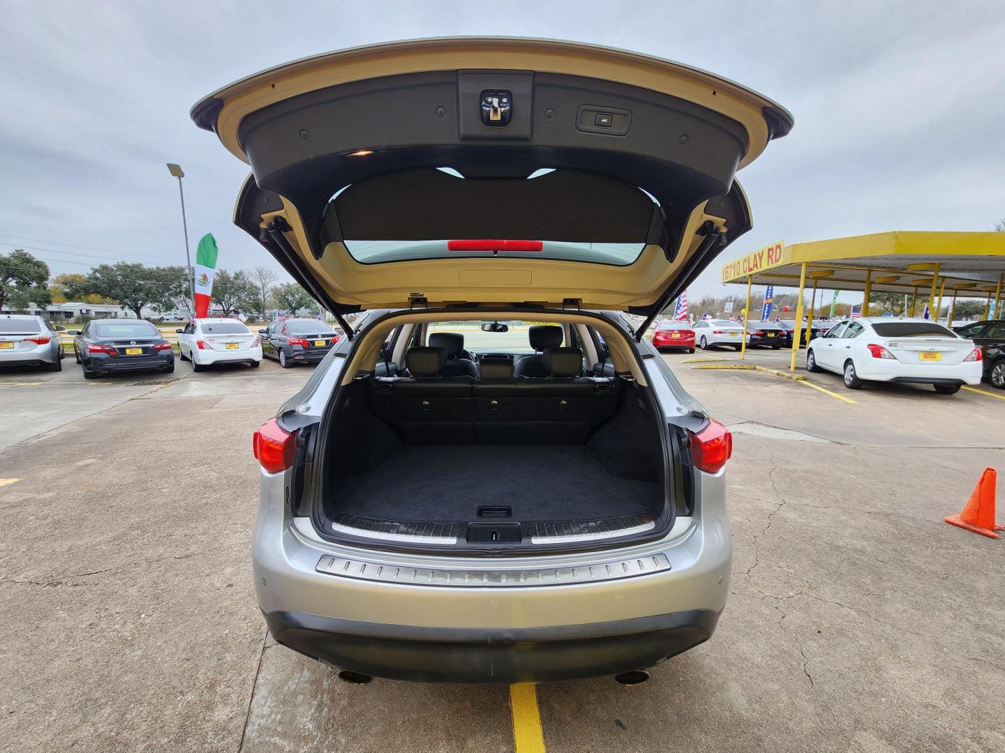 2016 Silver /Gray Infiniti QX70 Base (JN8CS1MU5GM) with an 3.7L V6 DOHC 24V engine, 7A transmission, located at 16710 Clay Rd., Houston, TX, 77084, (281) 859-7900, 29.834864, -95.656166 - Photo#16