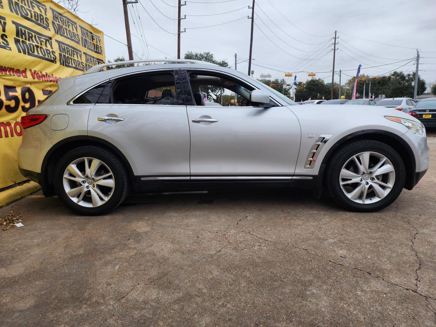 2016 Silver /Gray Infiniti QX70 Base (JN8CS1MU5GM) with an 3.7L V6 DOHC 24V engine, 7A transmission, located at 16710 Clay Rd., Houston, TX, 77084, (281) 859-7900, 29.834864, -95.656166 - Photo#3