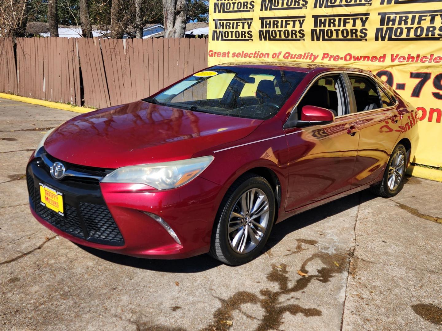 2016 Red /gray Toyota Camry SE (4T1BF1FK5GU) with an 2.5L L4 DOHC 16V engine, 6-Speed Automatic transmission, located at 16710 Clay Rd., Houston, TX, 77084, (281) 859-7900, 29.834864, -95.656166 - Photo#1