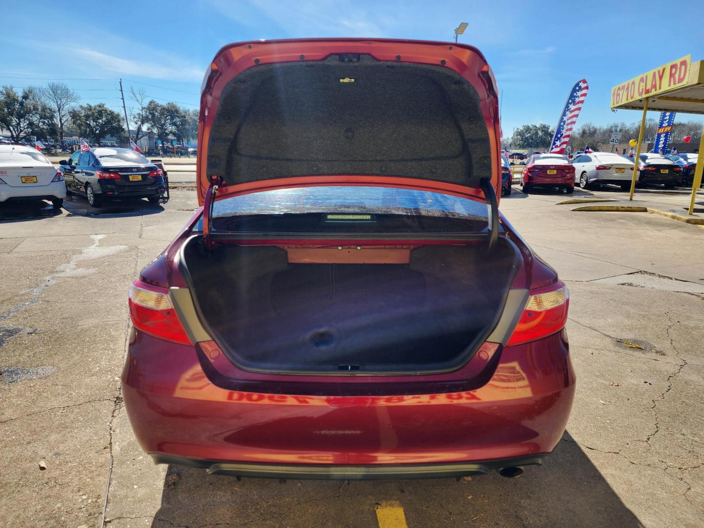 2016 Red /gray Toyota Camry SE (4T1BF1FK5GU) with an 2.5L L4 DOHC 16V engine, 6-Speed Automatic transmission, located at 16710 Clay Rd., Houston, TX, 77084, (281) 859-7900, 29.834864, -95.656166 - Photo#15