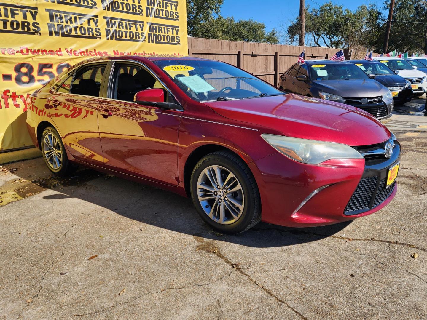 2016 Red /gray Toyota Camry SE (4T1BF1FK5GU) with an 2.5L L4 DOHC 16V engine, 6-Speed Automatic transmission, located at 16710 Clay Rd., Houston, TX, 77084, (281) 859-7900, 29.834864, -95.656166 - Photo#2