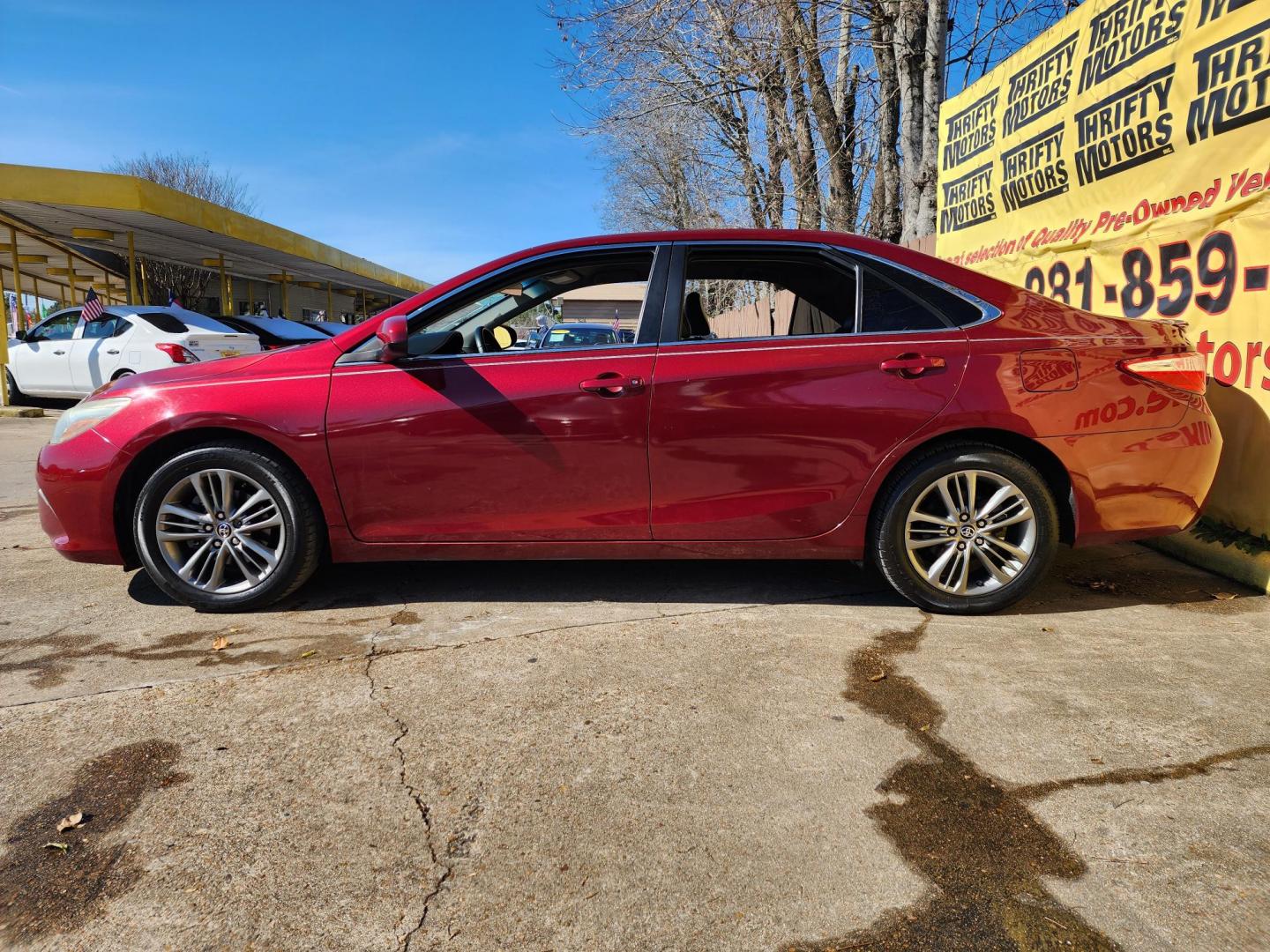 2016 Red /gray Toyota Camry SE (4T1BF1FK5GU) with an 2.5L L4 DOHC 16V engine, 6-Speed Automatic transmission, located at 16710 Clay Rd., Houston, TX, 77084, (281) 859-7900, 29.834864, -95.656166 - Photo#4