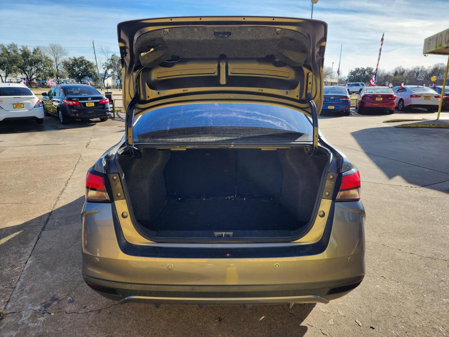 2020 Gray /gray Nissan Versa SV (3N1CN8EVXLL) with an 1.6L L4 DOHC 16V engine, Automatic transmission, located at 16710 Clay Rd., Houston, TX, 77084, (281) 859-7900, 29.834864, -95.656166 - Photo#14