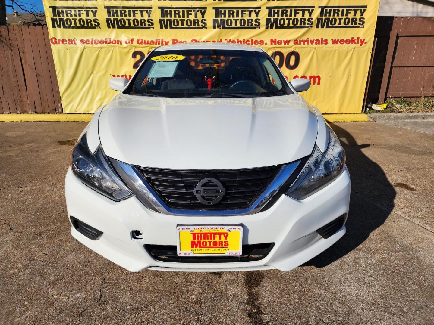 2016 White /Black Nissan Altima 2.5 SL (1N4AL3AP4GN) with an 2.5L L4 DOHC 16V engine, CVT transmission, located at 16710 Clay Rd., Houston, TX, 77084, (281) 859-7900, 29.834864, -95.656166 - Photo#0