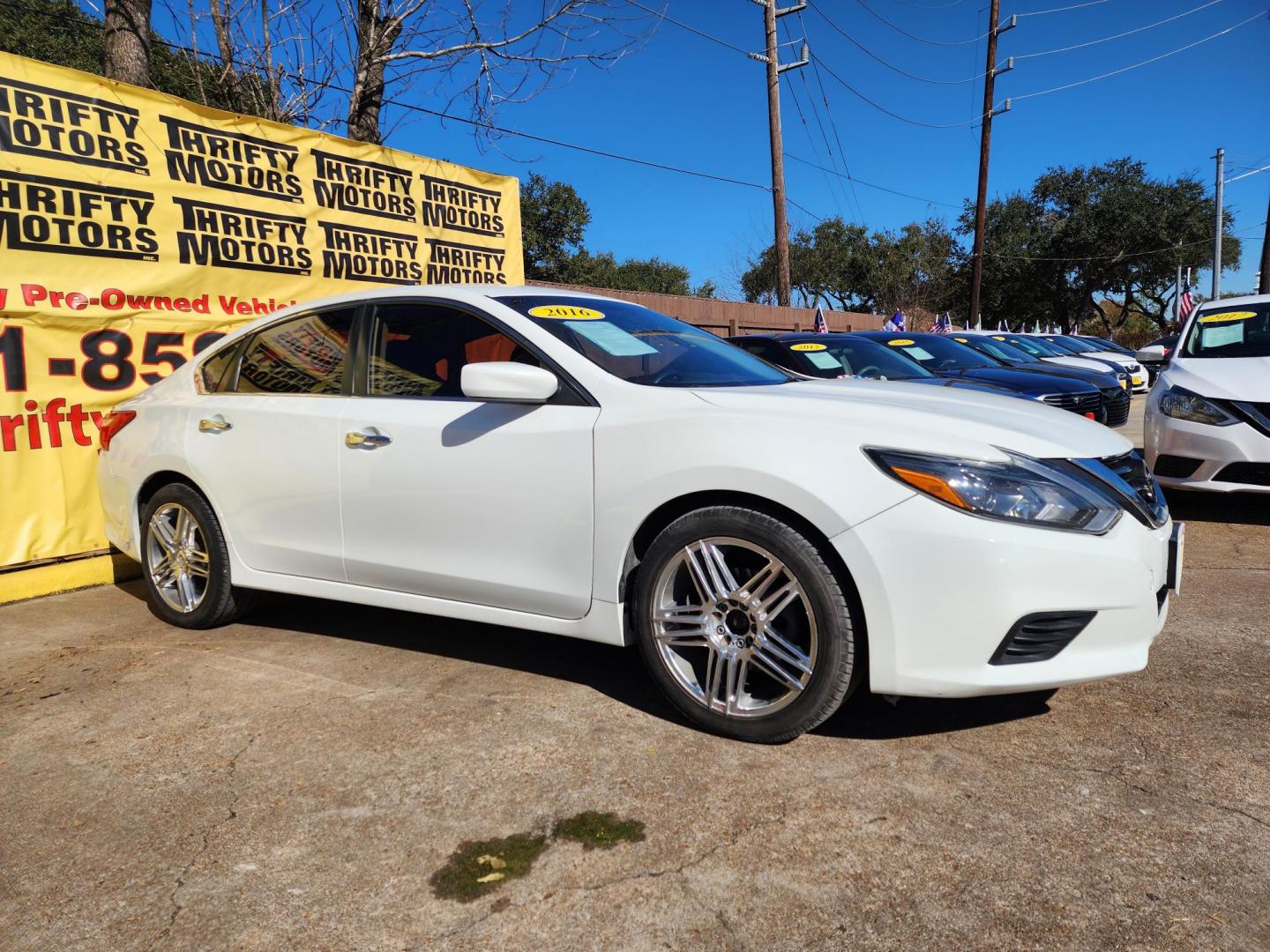 2016 White /Black Nissan Altima 2.5 SL (1N4AL3AP4GN) with an 2.5L L4 DOHC 16V engine, CVT transmission, located at 16710 Clay Rd., Houston, TX, 77084, (281) 859-7900, 29.834864, -95.656166 - Photo#2