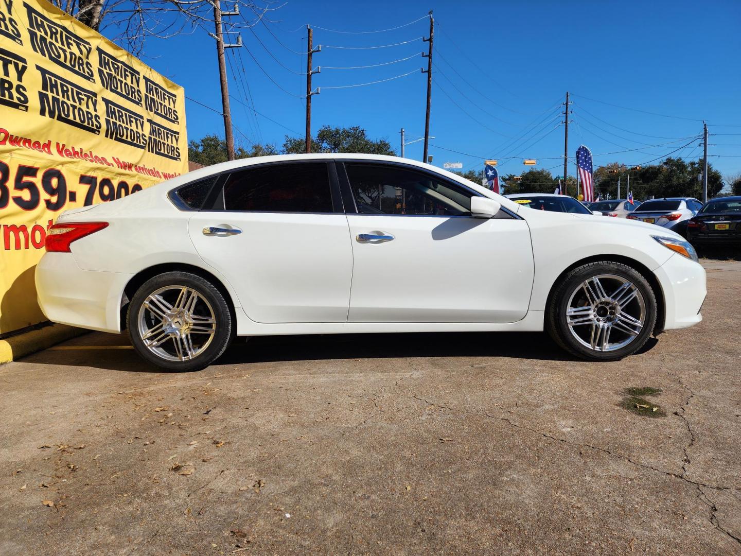 2016 White /Black Nissan Altima 2.5 SL (1N4AL3AP4GN) with an 2.5L L4 DOHC 16V engine, CVT transmission, located at 16710 Clay Rd., Houston, TX, 77084, (281) 859-7900, 29.834864, -95.656166 - Photo#3