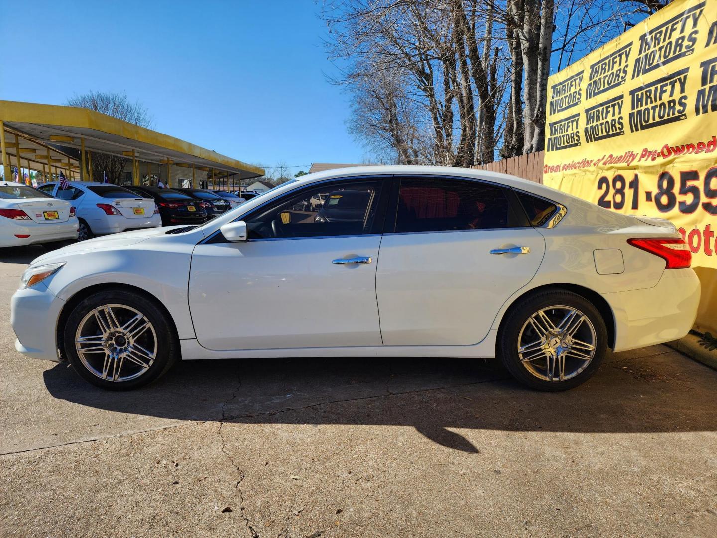 2016 White /Black Nissan Altima 2.5 SL (1N4AL3AP4GN) with an 2.5L L4 DOHC 16V engine, CVT transmission, located at 16710 Clay Rd., Houston, TX, 77084, (281) 859-7900, 29.834864, -95.656166 - Photo#4