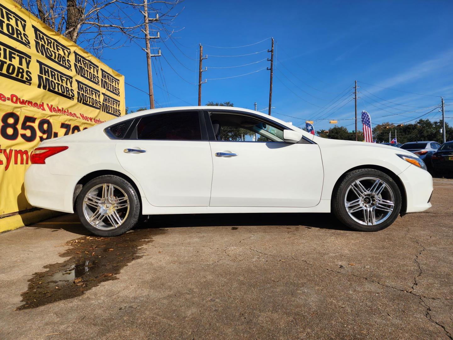 2016 White /Black Nissan Altima 2.5 SL (1N4AL3AP4GN) with an 2.5L L4 DOHC 16V engine, CVT transmission, located at 16710 Clay Rd., Houston, TX, 77084, (281) 859-7900, 29.834864, -95.656166 - Photo#3