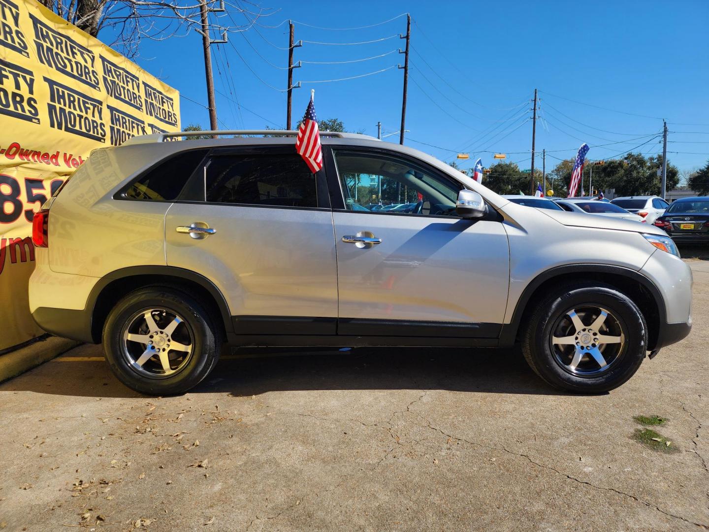 2015 Silver /Beige Kia Sorento LX 2WD (5XYKT3A68FG) with an 2.4L L4 DOHC 16V engine, Automatic 6-Speed transmission, located at 16710 Clay Rd., Houston, TX, 77084, (281) 859-7900, 29.834864, -95.656166 - Photo#3