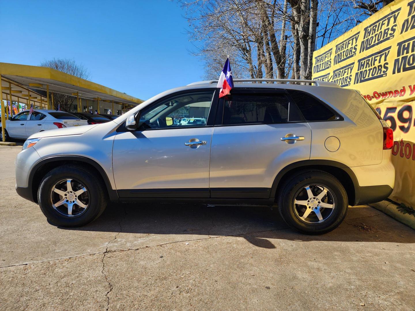 2015 Silver /Beige Kia Sorento LX 2WD (5XYKT3A68FG) with an 2.4L L4 DOHC 16V engine, Automatic 6-Speed transmission, located at 16710 Clay Rd., Houston, TX, 77084, (281) 859-7900, 29.834864, -95.656166 - Photo#4