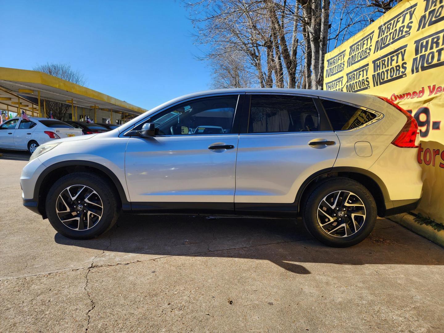 2016 Silver /Gray Honda CR-V SE 2WD (5J6RM3H45GL) with an 2.4L L4 DOHC 16V engine, CVT transmission, located at 16710 Clay Rd., Houston, TX, 77084, (281) 859-7900, 29.834864, -95.656166 - Photo#4