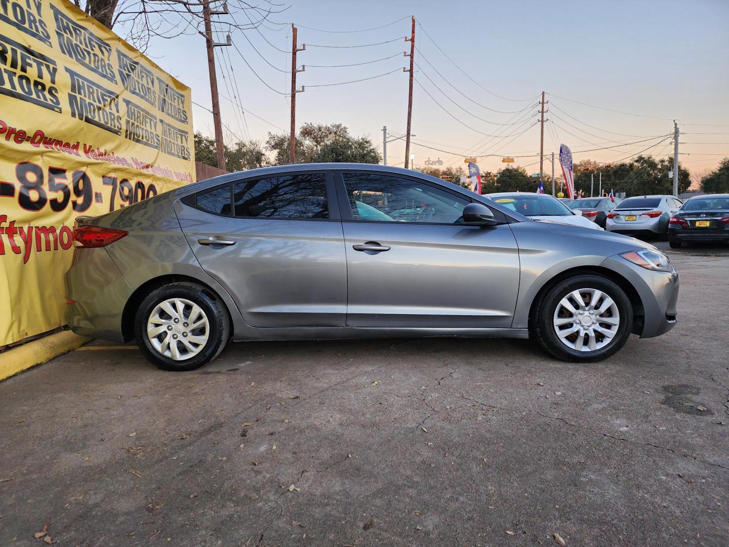 2017 Gray /Gray Hyundai Elantra SE 6AT (KMHD74LF9HU) with an 1.8L L4 DOHC 16V engine, Automatic 6-Speed transmission, located at 16710 Clay Rd., Houston, TX, 77084, (281) 859-7900, 29.834864, -95.656166 - Photo#3