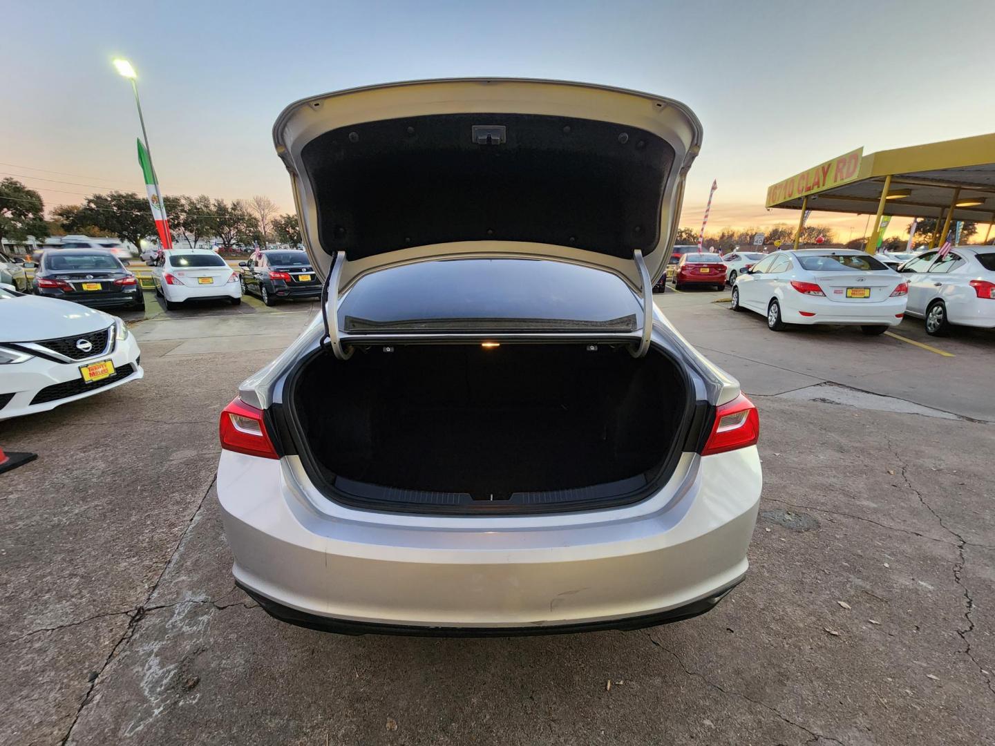 2018 Silver /Gray Chevrolet Malibu LT (1G1ZD5ST3JF) with an 1.5L L4 DOHC 16V engine, 6A transmission, located at 16710 Clay Rd., Houston, TX, 77084, (281) 859-7900, 29.834864, -95.656166 - Photo#15