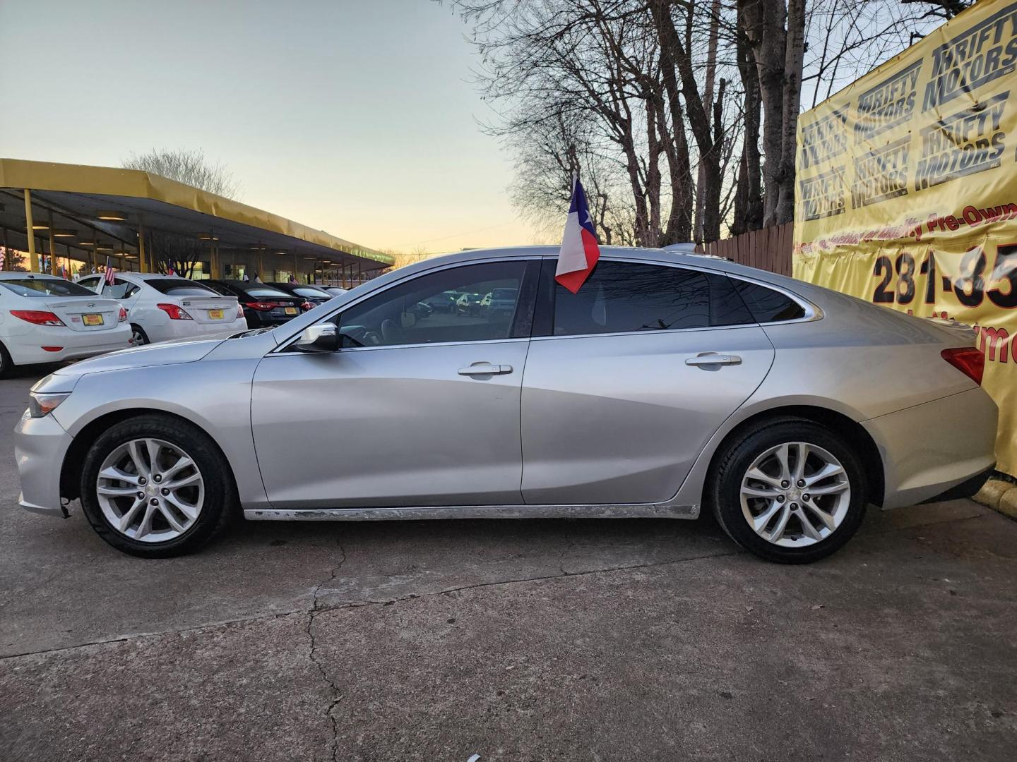 2018 Silver /Gray Chevrolet Malibu LT (1G1ZD5ST3JF) with an 1.5L L4 DOHC 16V engine, 6A transmission, located at 16710 Clay Rd., Houston, TX, 77084, (281) 859-7900, 29.834864, -95.656166 - Photo#4