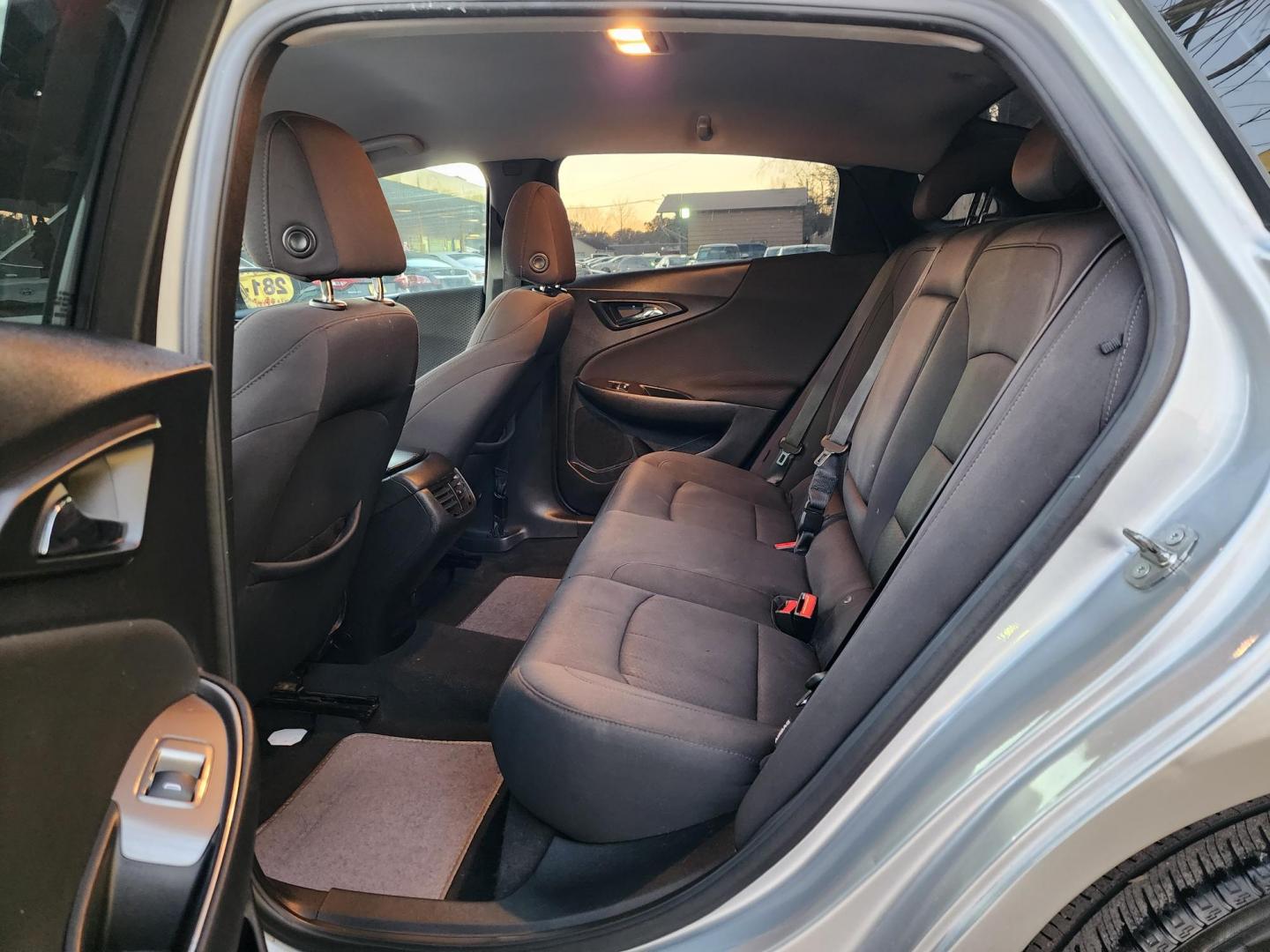 2018 Silver /Gray Chevrolet Malibu LT (1G1ZD5ST3JF) with an 1.5L L4 DOHC 16V engine, 6A transmission, located at 16710 Clay Rd., Houston, TX, 77084, (281) 859-7900, 29.834864, -95.656166 - Photo#7