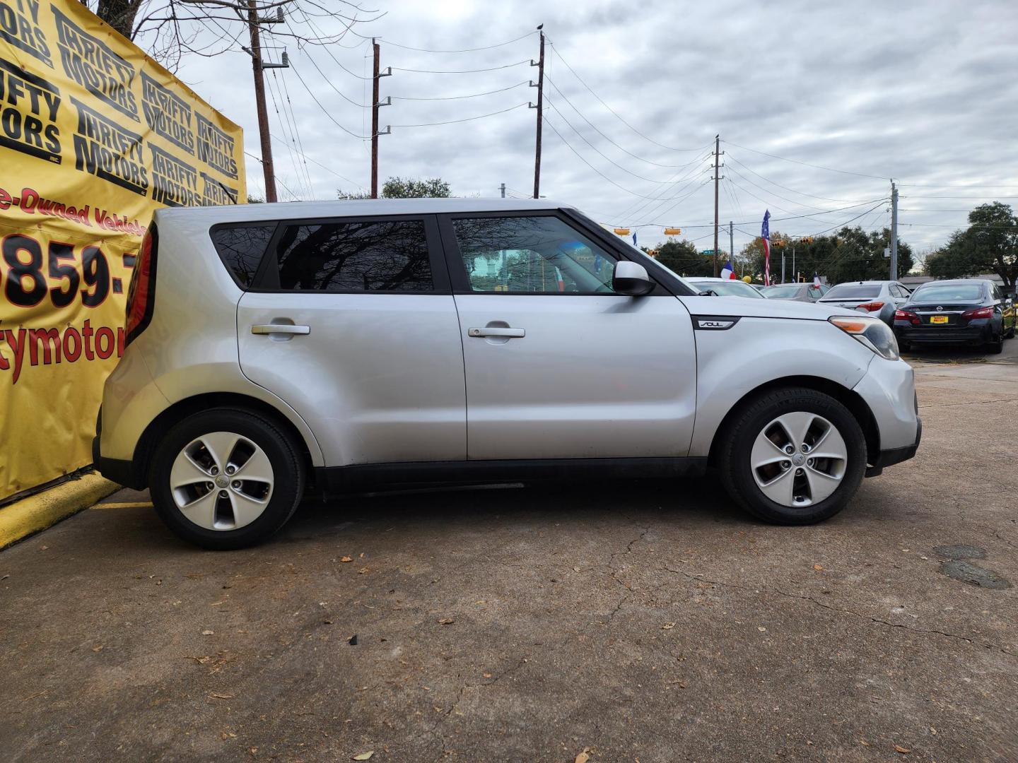 2016 Silver /Black Kia Soul Base 6A (KNDJN2A26G7) with an 1.6L L4 DOHC 16V engine, Automatic 6-Speed transmission, located at 16710 Clay Rd., Houston, TX, 77084, (281) 859-7900, 29.834864, -95.656166 - Photo#3