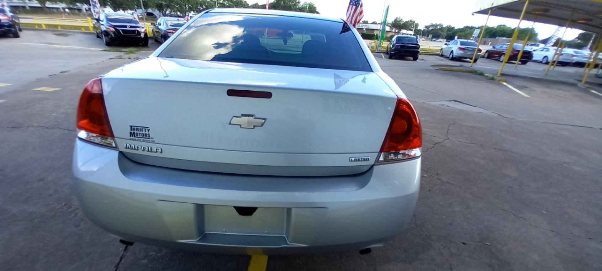 2014 Silver Chevrolet Impala Limited (2G1WA5E32E1) with an 3.6L V6 3.6L V6 engine, Automatic 6-Speed transmission, located at 16710 Clay Rd., Houston, TX, 77084, (281) 859-7900, 29.834864, -95.656166 - Cash. - Photo#5