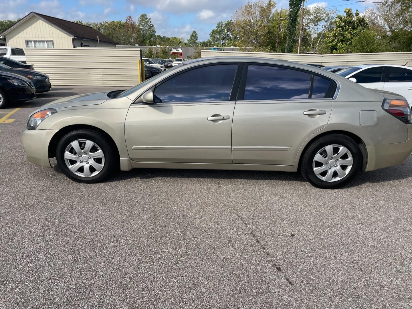 2009 Gold Nissan Altima (1N4AL21E39N) with an 2.5L I4 2.5L I4 engine, CVT transmission, located at 16710 Clay Rd., Houston, TX, 77084, (281) 859-7900, 29.834864, -95.656166 - Photo#2