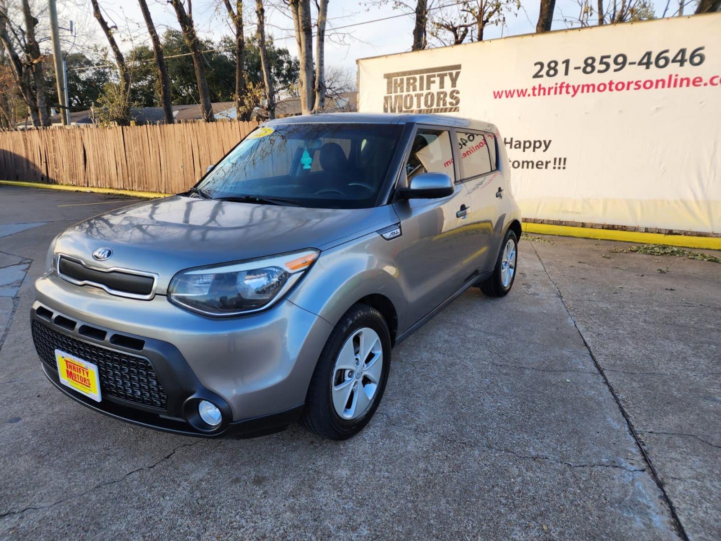 2015 Gray Kia Soul (KNDJN2A26F7) with an 1.6L I4 1.6L I4 engine, Automatic 6-Speed transmission, located at 16710 Clay Rd., Houston, TX, 77084, (281) 859-7900, 29.834864, -95.656166 - Photo#3