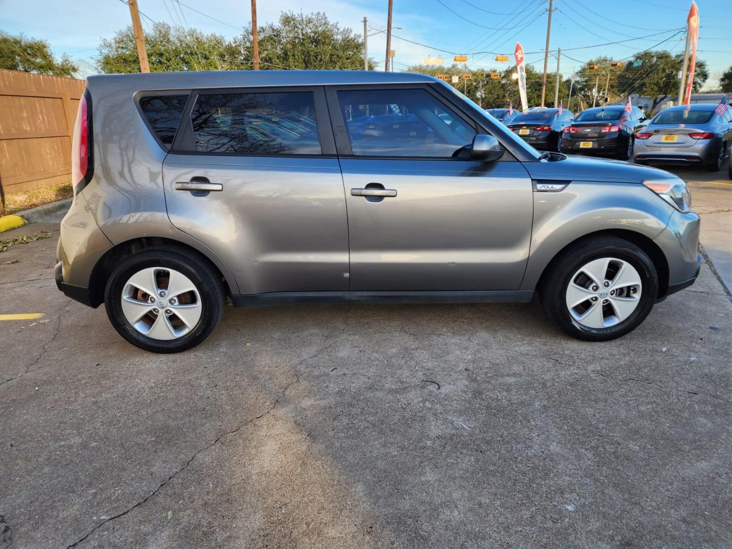 2015 Gray Kia Soul (KNDJN2A26F7) with an 1.6L I4 1.6L I4 engine, Automatic 6-Speed transmission, located at 16710 Clay Rd., Houston, TX, 77084, (281) 859-7900, 29.834864, -95.656166 - Photo#4