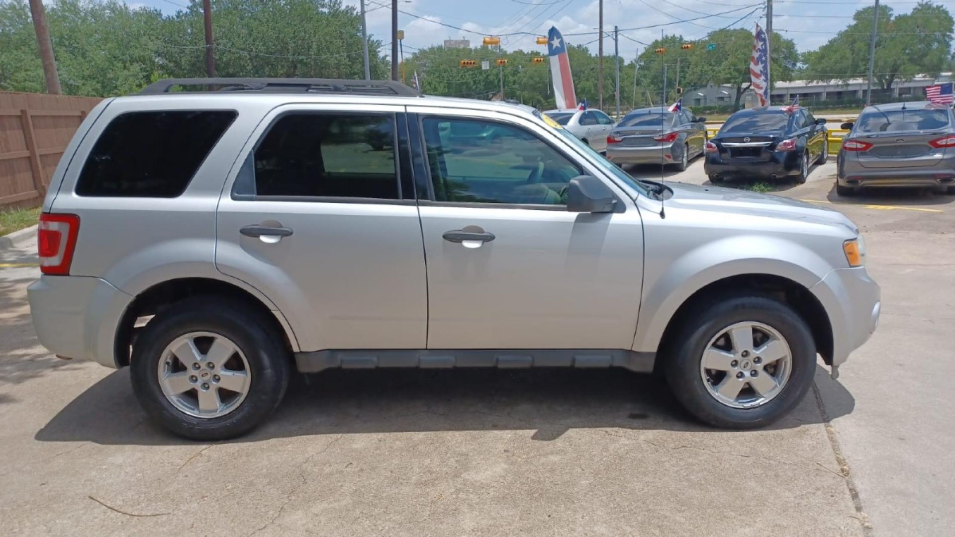 2012 Silver Ford Escape XLT FWD (1FMCU0D78CK) with an 2.5L L4 DOHC 16V engine, 6-Speed Automatic transmission, located at 16710 Clay Rd., Houston, TX, 77084, (281) 859-7900, 29.834864, -95.656166 - Low Down. Low Payments. - Photo#5