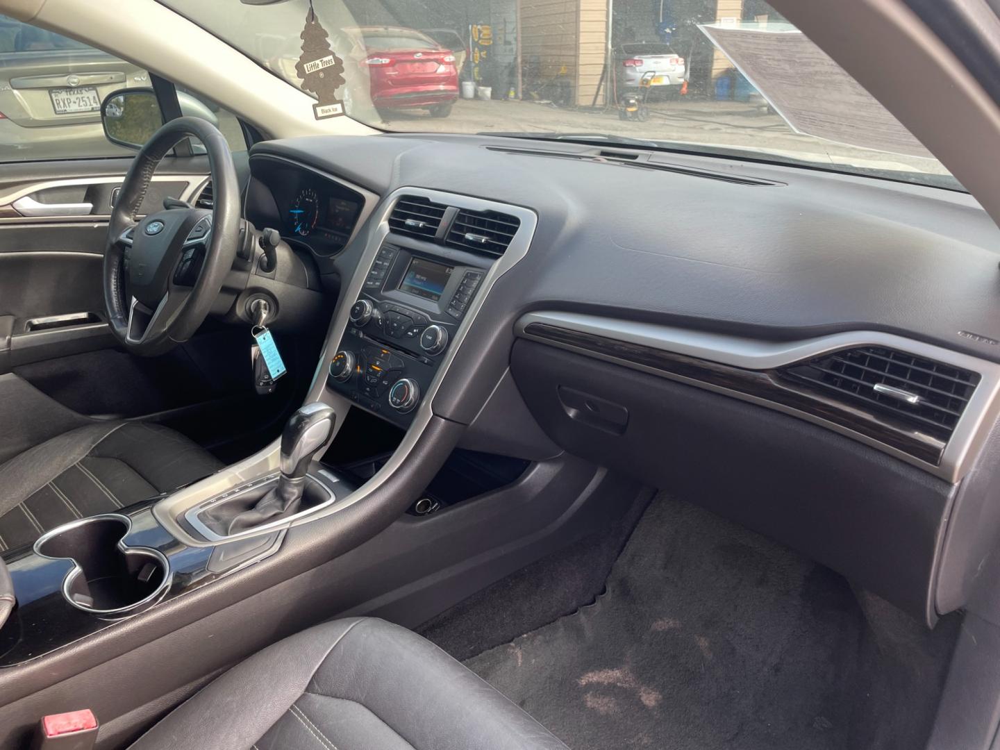 2015 Silver Ford Fusion SE (3FA6P0H94FR) with an 2.0L L4 DOHC 16V engine, located at 16710 Clay Rd., Houston, TX, 77084, (281) 859-7900, 29.834864, -95.656166 - Photo#7