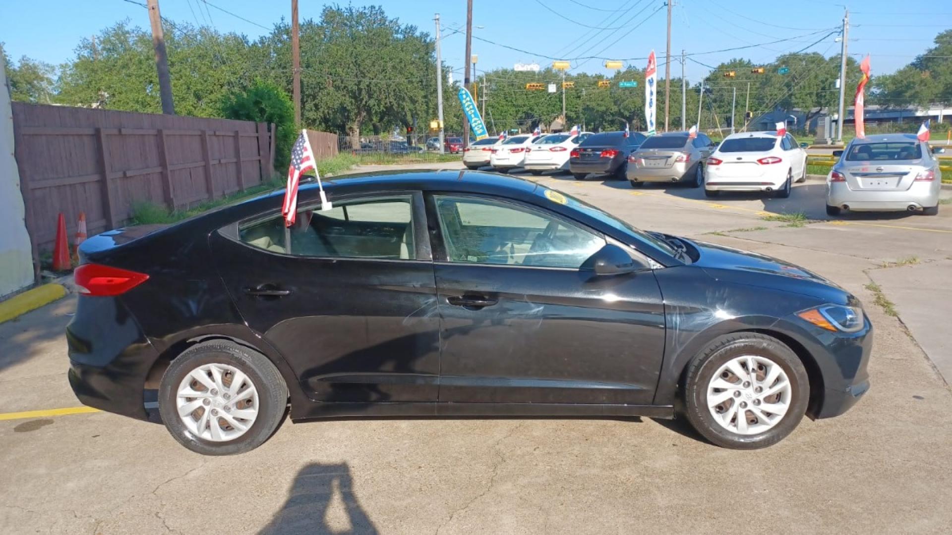 2017 Black Hyundai Elantra SE 6AT (5NPD74LFXHH) with an 1.8L L4 DOHC 16V engine, 6A transmission, located at 16710 Clay Rd., Houston, TX, 77084, (281) 859-7900, 29.834864, -95.656166 - Low Down. Low Payments. - Photo#4