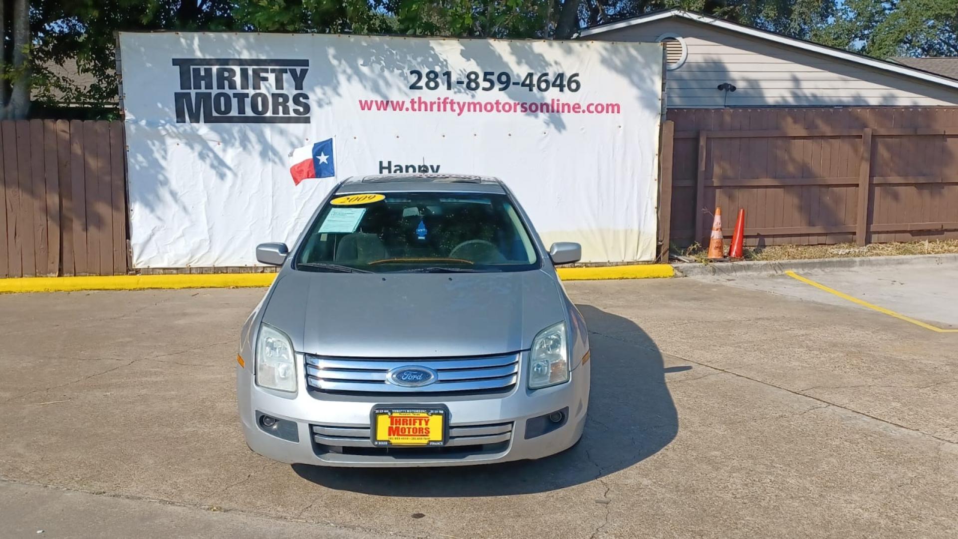 2009 Silver Ford Fusion I4 SE (3FAHP07Z19R) with an 2.3L L4 DOHC 16V engine, located at 16710 Clay Rd., Houston, TX, 77084, (281) 859-7900, 29.834864, -95.656166 - Cash. - Photo#1