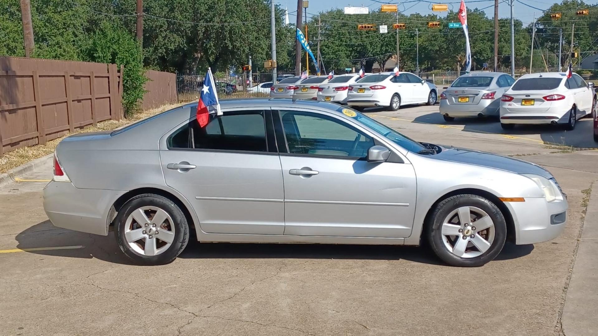 2009 Silver Ford Fusion I4 SE (3FAHP07Z19R) with an 2.3L L4 DOHC 16V engine, located at 16710 Clay Rd., Houston, TX, 77084, (281) 859-7900, 29.834864, -95.656166 - Cash. - Photo#4