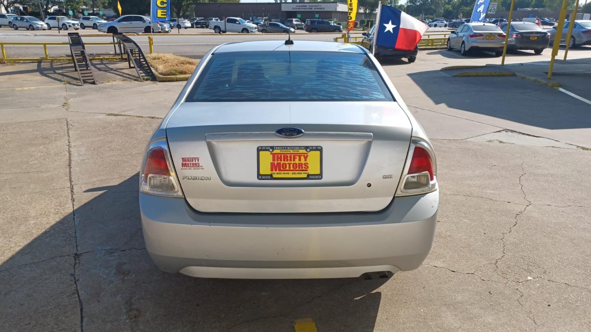 2009 Silver Ford Fusion I4 SE (3FAHP07Z19R) with an 2.3L L4 DOHC 16V engine, located at 16710 Clay Rd., Houston, TX, 77084, (281) 859-7900, 29.834864, -95.656166 - Cash. - Photo#5