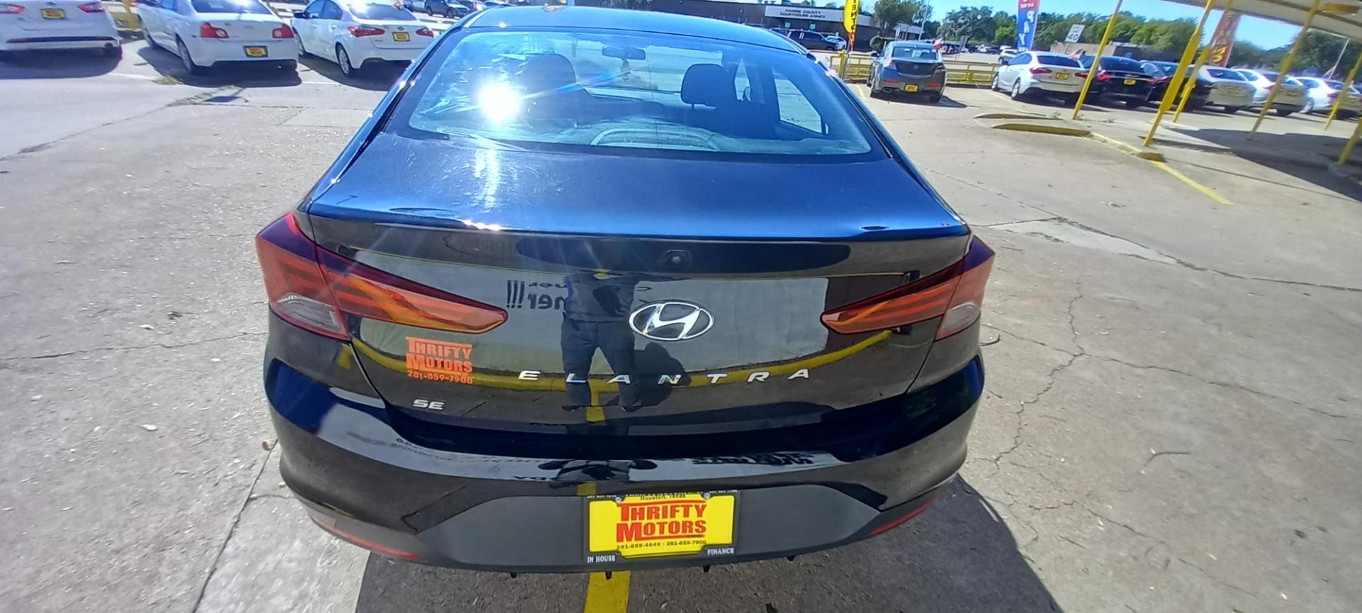 2019 BLACK Hyundai Elantra SE 6AT (5NPD74LF0KH) with an 1.8L L4 DOHC 16V engine, 6A transmission, located at 16710 Clay Rd., Houston, TX, 77084, (281) 859-7900, 29.834864, -95.656166 - Low Down. Low Payments. - Photo#5