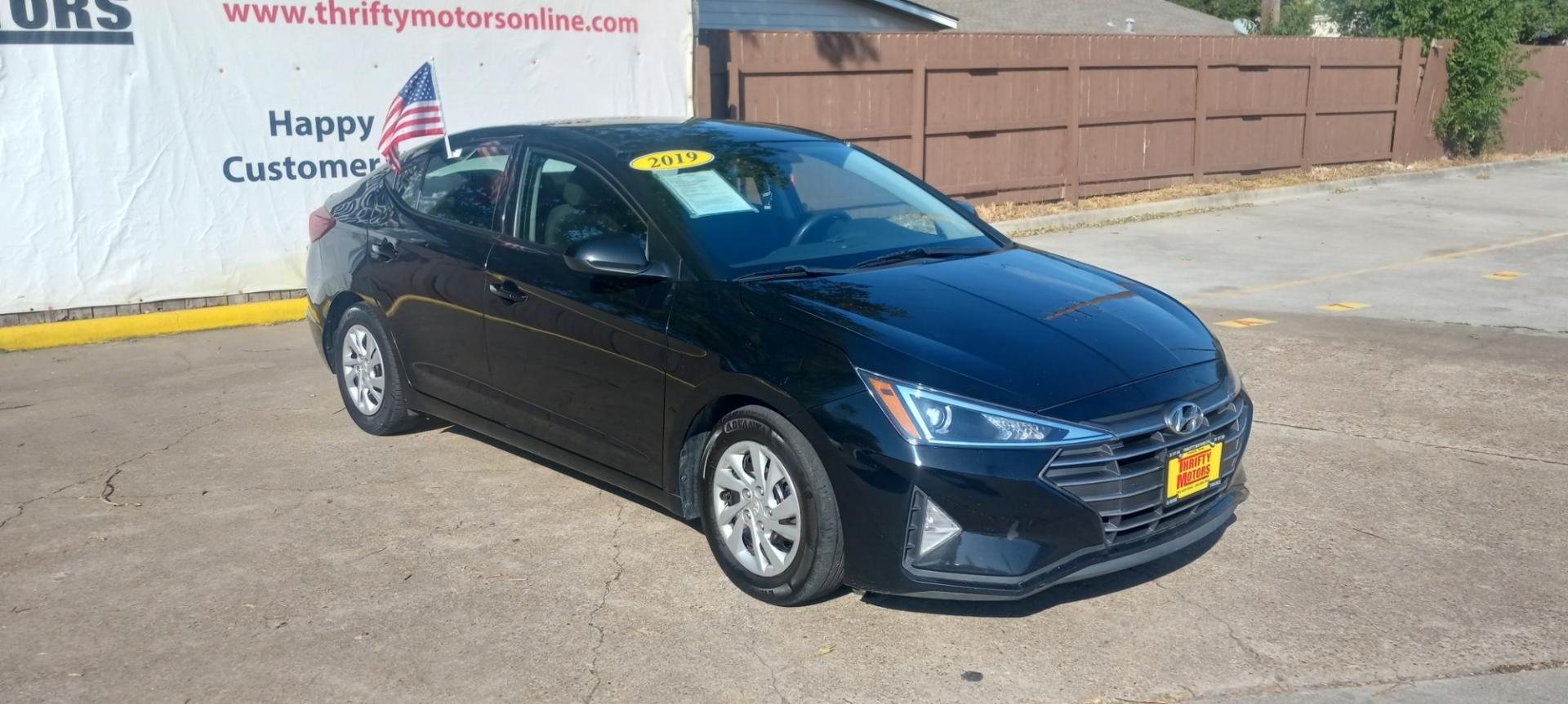 2019 BLACK Hyundai Elantra SE 6AT (5NPD74LFXKH) with an 1.8L L4 DOHC 16V engine, 6A transmission, located at 16710 Clay Rd., Houston, TX, 77084, (281) 859-7900, 29.834864, -95.656166 - Low Down. Low Payments. - Photo#3