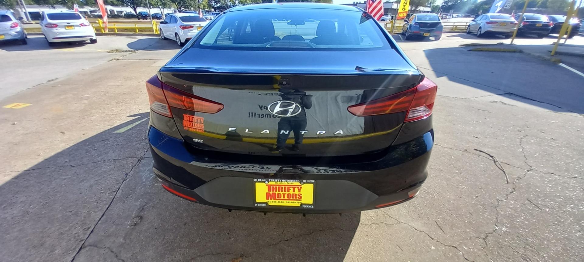 2019 BLACK Hyundai Elantra SE 6AT (5NPD74LFXKH) with an 1.8L L4 DOHC 16V engine, 6A transmission, located at 16710 Clay Rd., Houston, TX, 77084, (281) 859-7900, 29.834864, -95.656166 - Low Down. Low Payments. - Photo#5