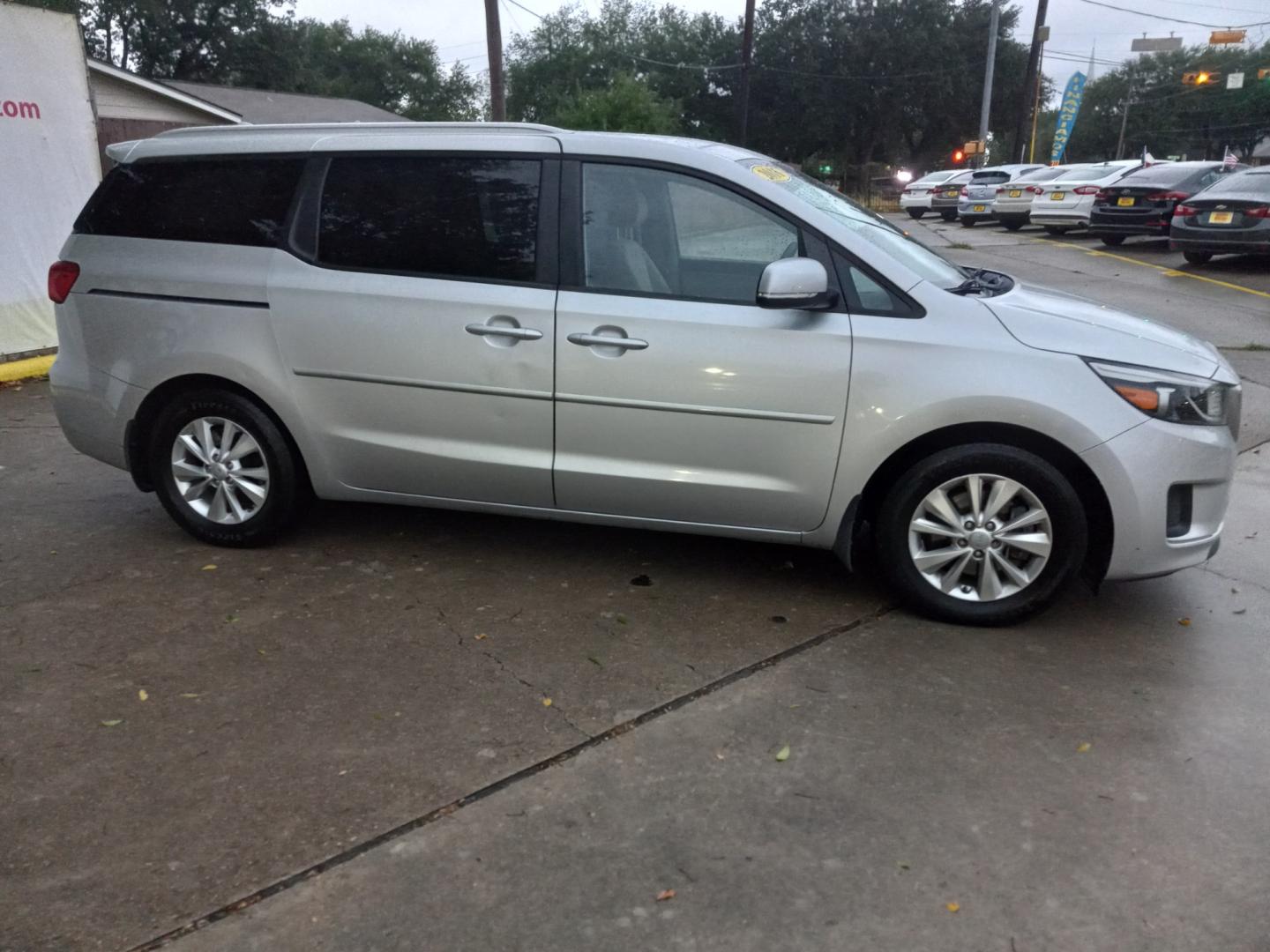 2016 Silver Kia Sedona LX (KNDMB5C12G6) with an 3.3L V6 DOHC 24V engine, 6-Speed Automatic transmission, located at 16710 Clay Rd., Houston, TX, 77084, (281) 859-7900, 29.834864, -95.656166 - Low Down. Low Payments. - Photo#4