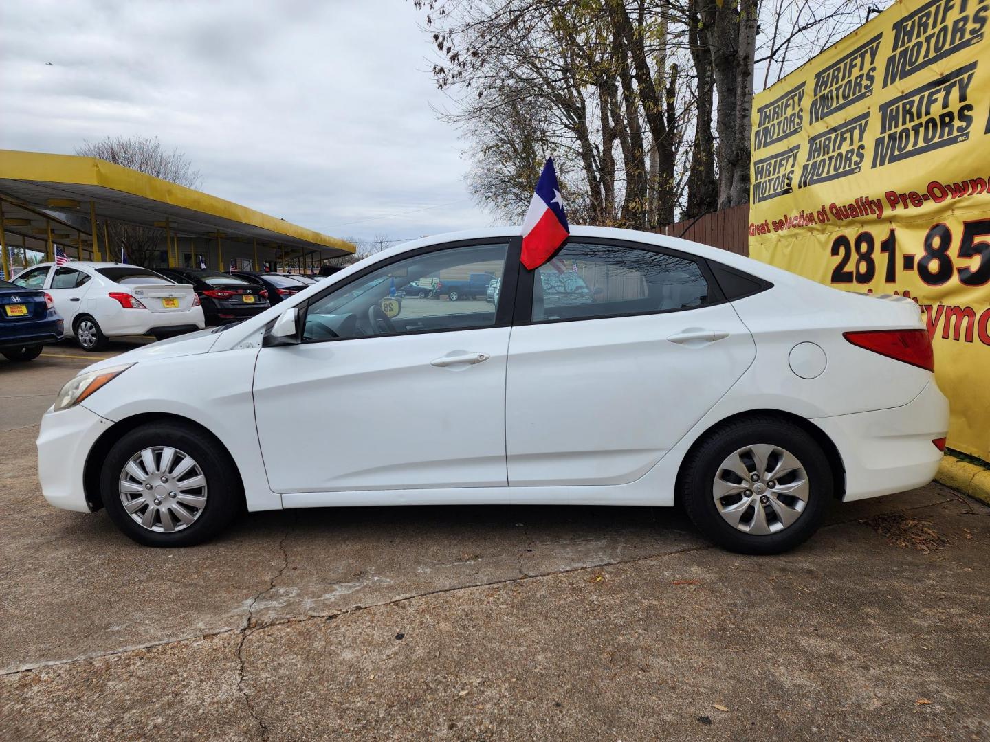 2017 White /Gray Hyundai Accent SE 4-Door 6M (KMHCT4AE5HU) with an 1.6L L4 DOHC 16V engine, 6M transmission, located at 16710 Clay Rd., Houston, TX, 77084, (281) 859-7900, 29.834864, -95.656166 - Low Down. Low Payments. - Photo#4