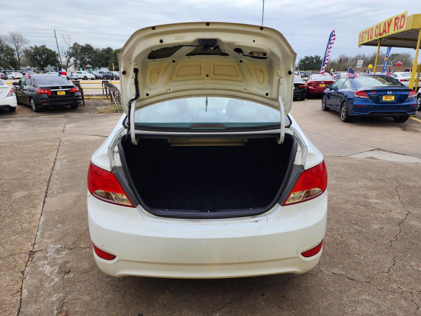 2017 White /Gray Hyundai Accent SE 4-Door 6M (KMHCT4AE5HU) with an 1.6L L4 DOHC 16V engine, 6M transmission, located at 16710 Clay Rd., Houston, TX, 77084, (281) 859-7900, 29.834864, -95.656166 - Low Down. Low Payments. - Photo#14