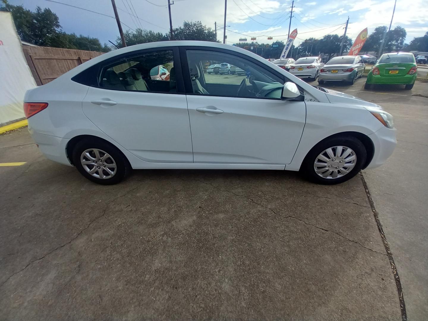 2017 White Hyundai Accent SE 4-Door 6M (KMHCT4AE5HU) with an 1.6L L4 DOHC 16V engine, 6M transmission, located at 16710 Clay Rd., Houston, TX, 77084, (281) 859-7900, 29.834864, -95.656166 - Low Down. Low Payments. - Photo#4