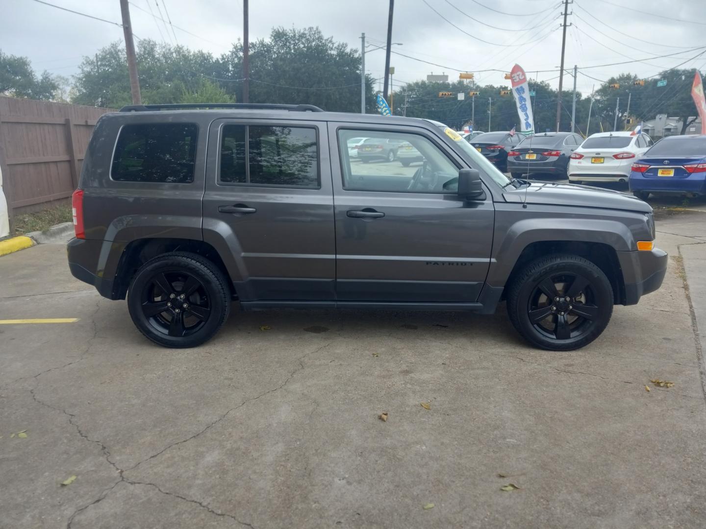 2015 Gray Jeep Patriot Sport 2WD (1C4NJPBA3FD) with an 2.0L L4 DOHC 16V engine, located at 16710 Clay Rd., Houston, TX, 77084, (281) 859-7900, 29.834864, -95.656166 - Low Down. Low Payments. - Photo#4