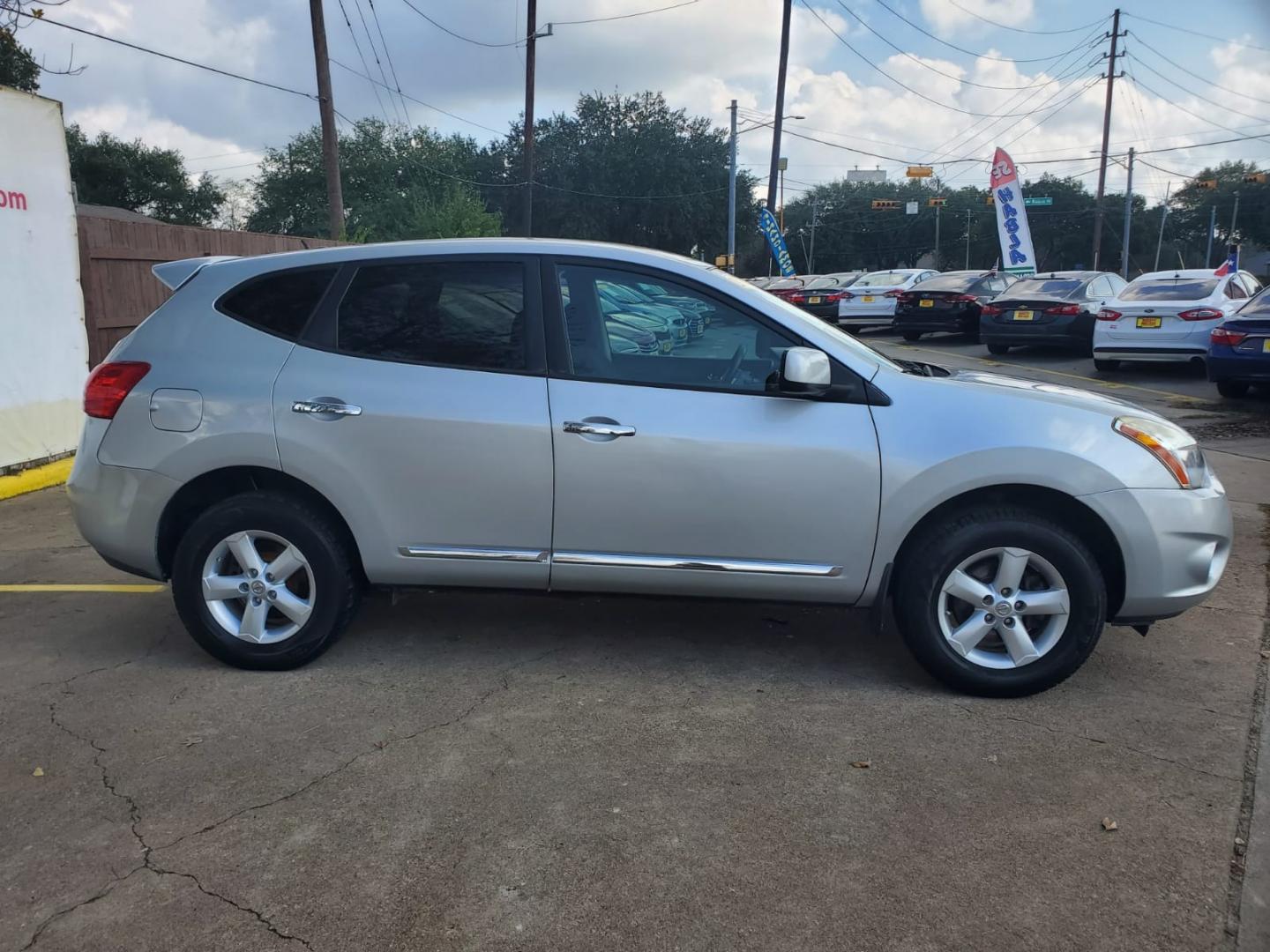 2013 Silver Nissan Rogue S 2WD (JN8AS5MT5DW) with an 2.5L L4 DOHC 16V engine, Continuously Variable Transmission transmission, located at 16710 Clay Rd., Houston, TX, 77084, (281) 859-7900, 29.834864, -95.656166 - Low Down. Low Payments. - Photo#3