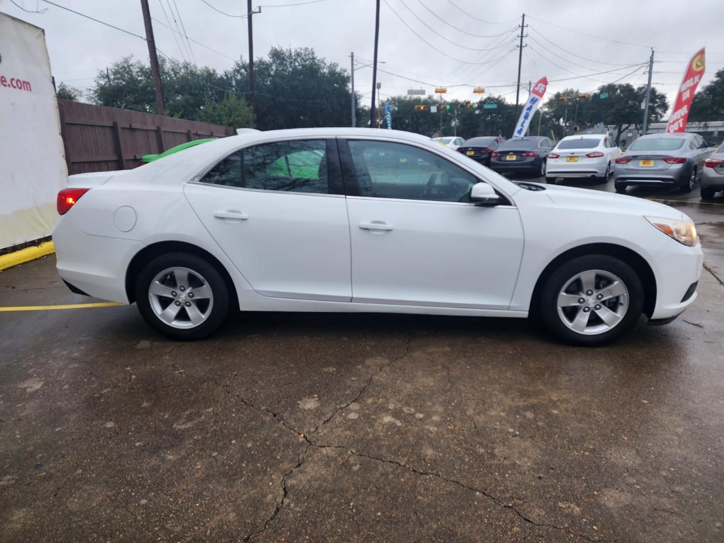 2016 White Chevrolet Malibu Limited 1LT (1G11C5SA3GF) with an 2.5L L4 DOHC 16V engine, 6A transmission, located at 16710 Clay Rd., Houston, TX, 77084, (281) 859-7900, 29.834864, -95.656166 - Low Down. Low Payments. - Photo#4